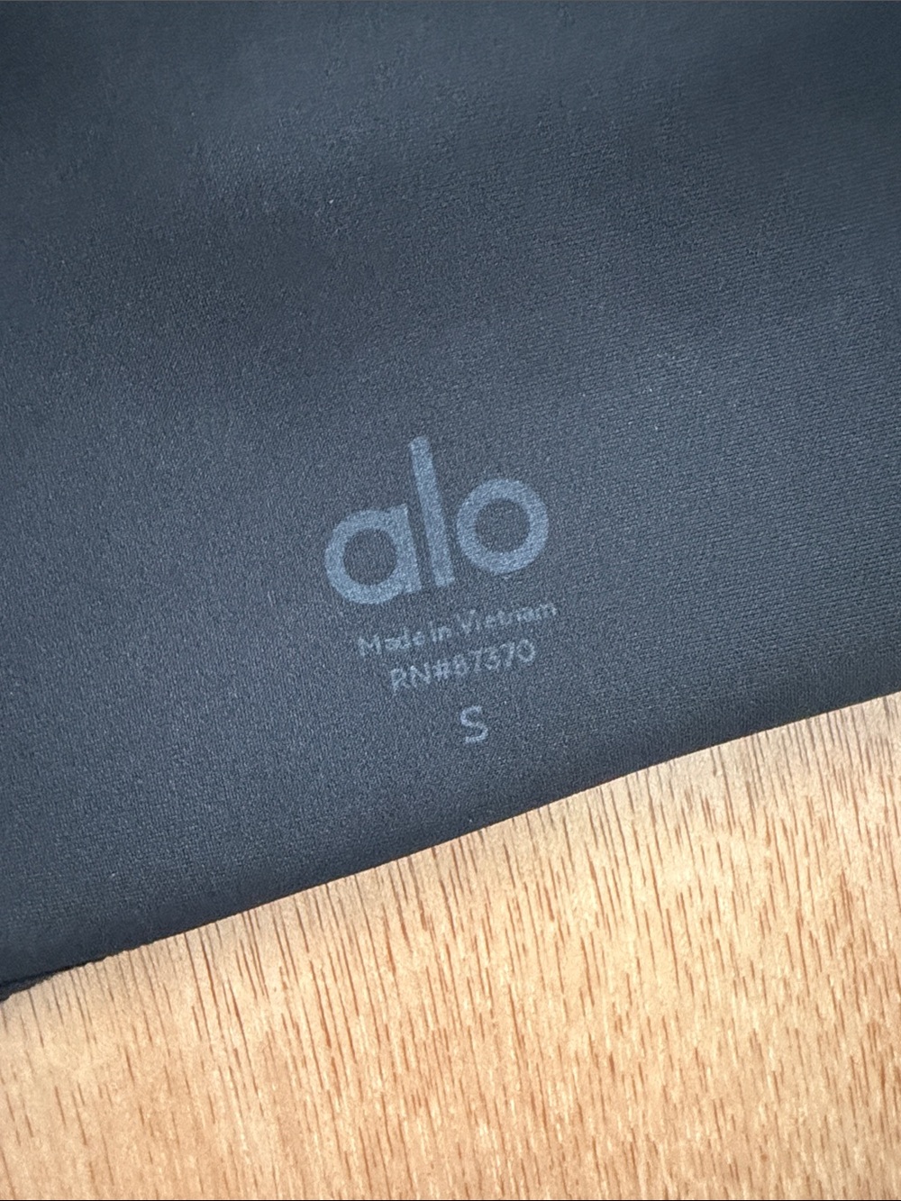 ALO Yoga Airlift Black High-Rise Performance Leggings - Picture 8 of 9